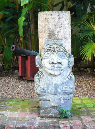 42- Statue precolombienne dans les jardins du palais 